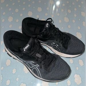 Women’s ASICS tennis shoes Size 10 - Well worn but taken care of